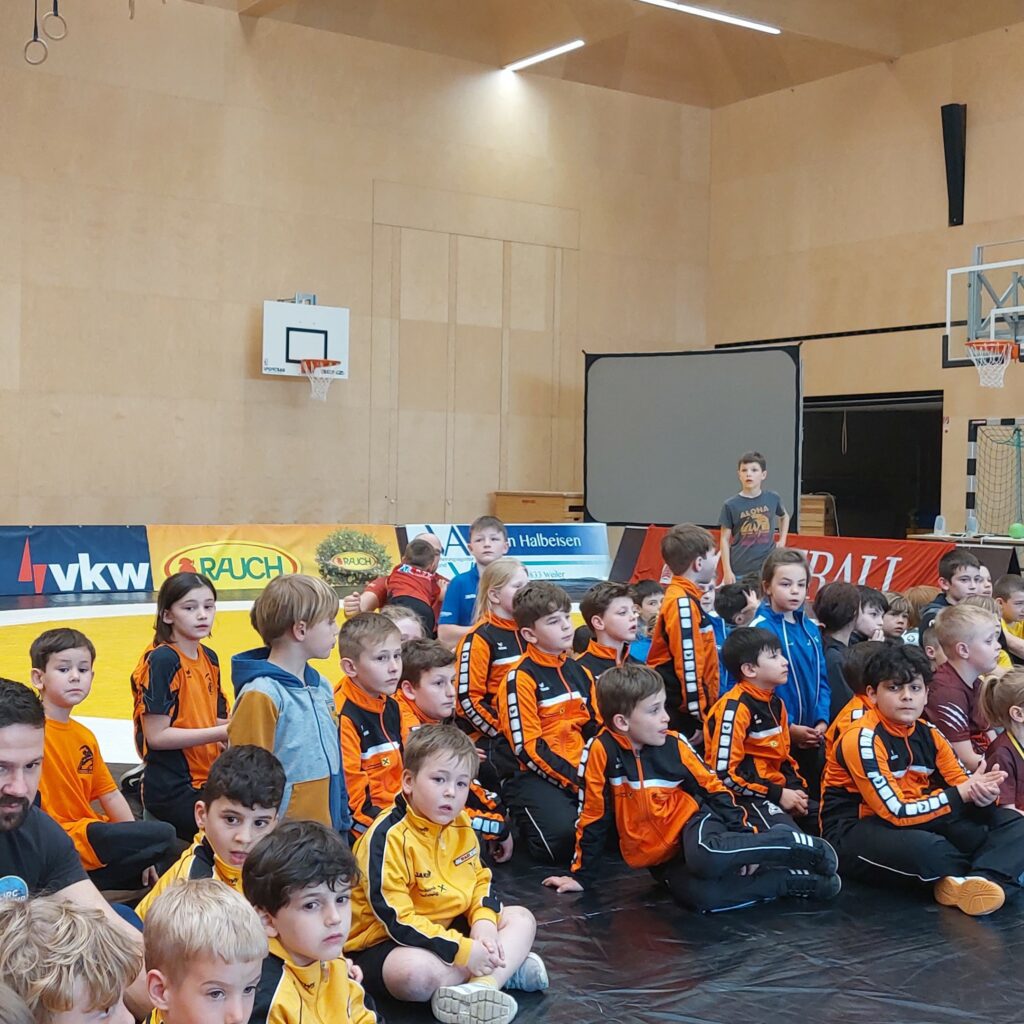 Unsere Anfänger in orange bei der Siegerehrung des Anfängerturniers in Klaus