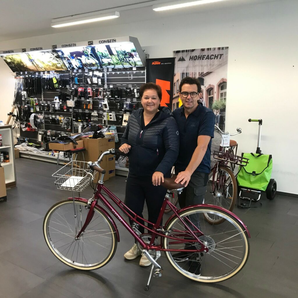 Das Team von Bikeshop Mais mit dem Tombolaoreis für den Ringerball 2025